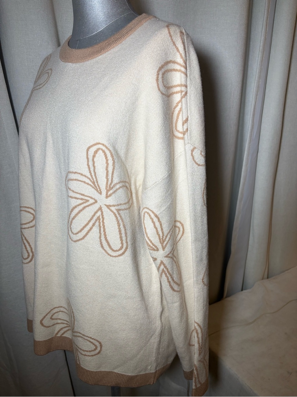 Floral Sweater Cream Beige Oversized Soft Knit Crewneck Casual Size Large NWT - Picture 10 of 13